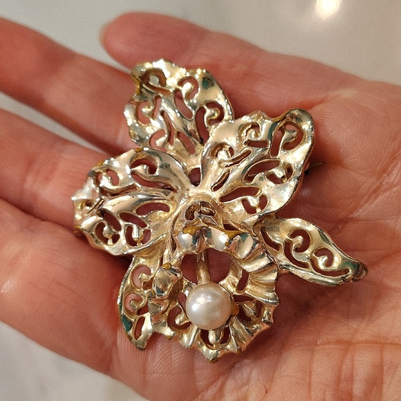 Statement brooch lapel pin gold tone with pearl accent bead pin back - Picture 3 of 4